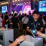 Control de acceso con pulsera con chip at a vibrant festival, showcasing seamless entry and real-time data.